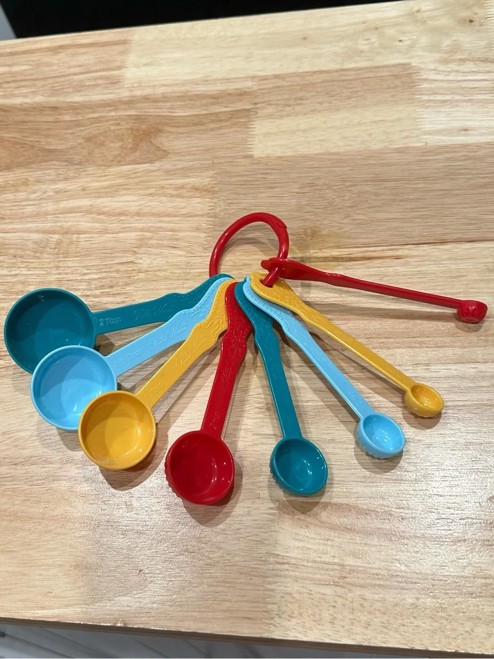 The Pioneer Woman Colorful plastic measuring spoons 9 Piece Set